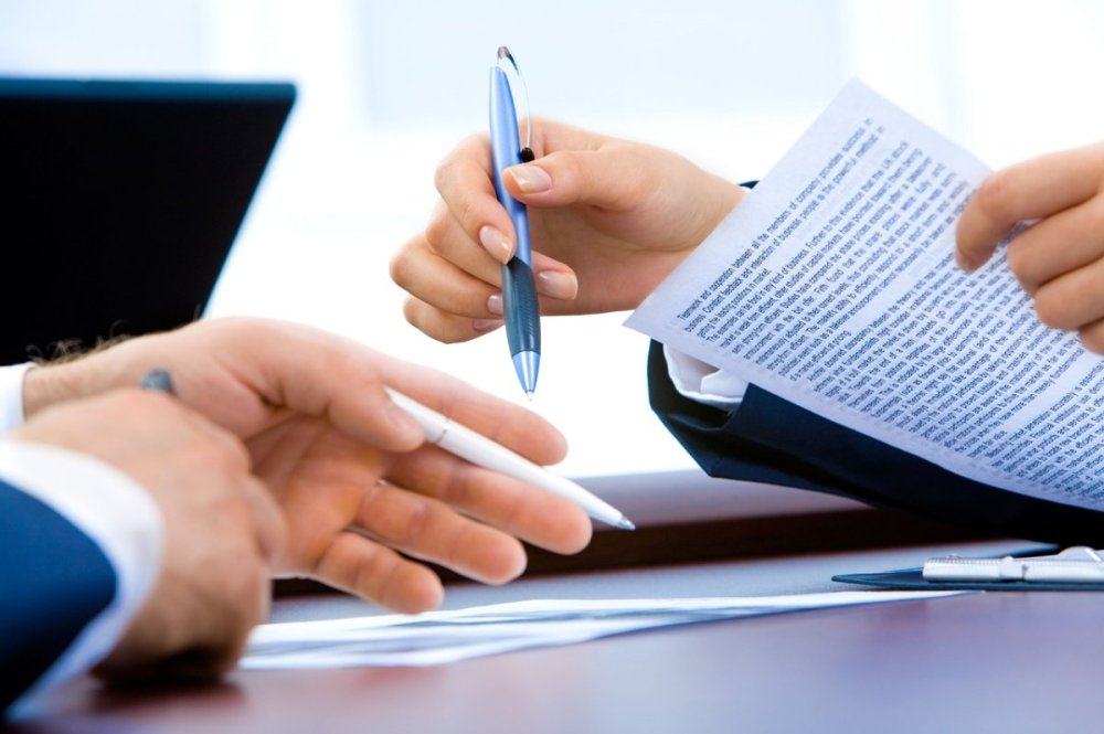 startup contract for recruitment being signed and read by a candidate.