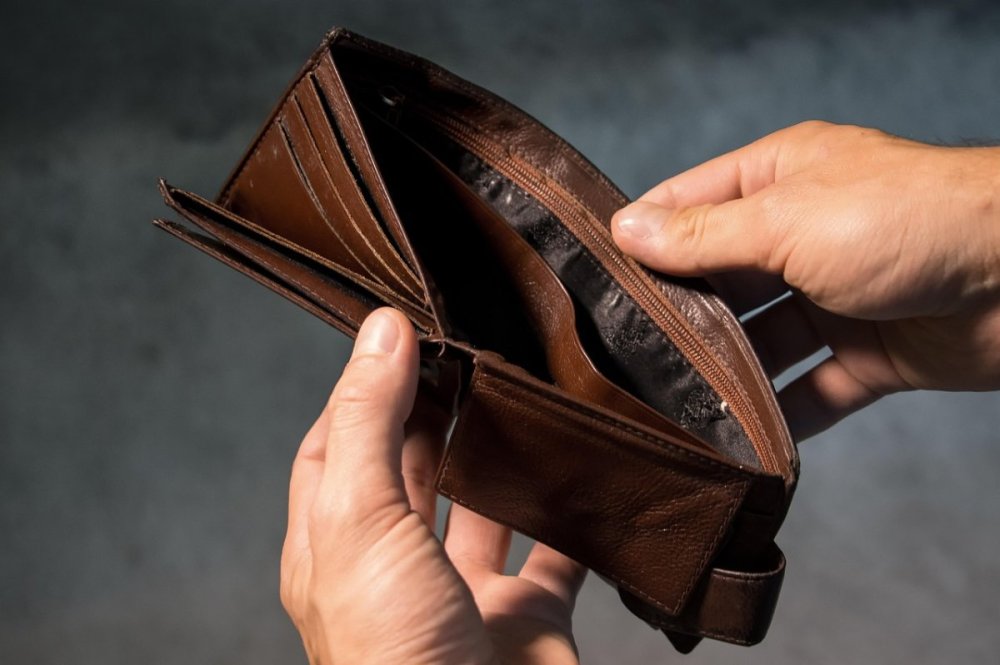 An empty wallet before a startup loan
