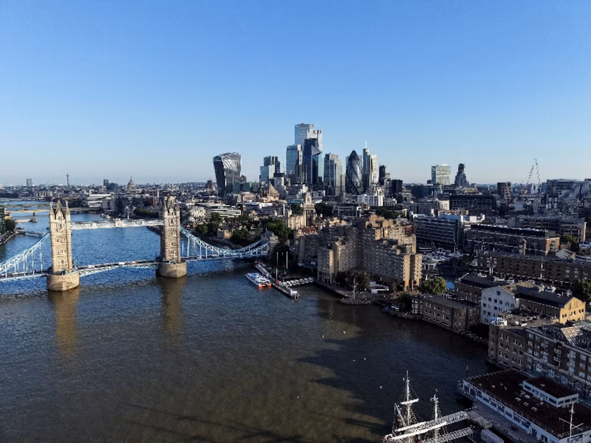 UK Economy Beats Expectations as AI Helps Drive July Growth